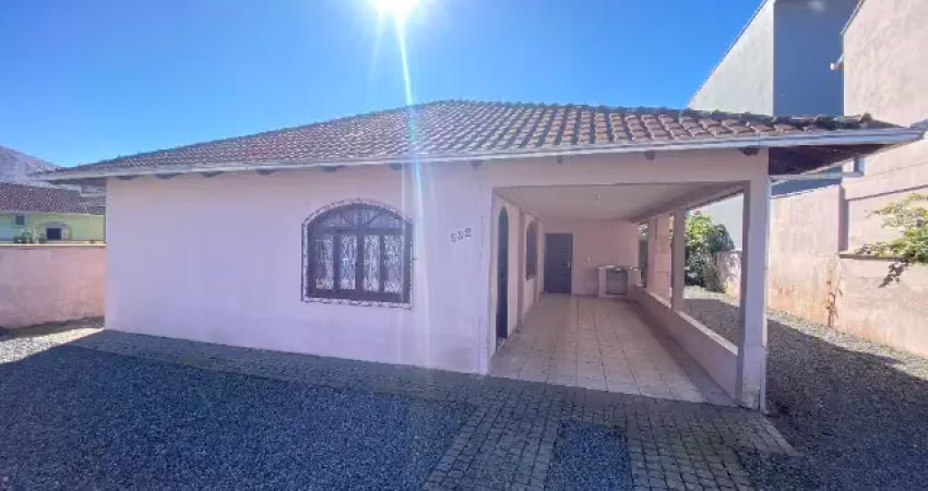 Casa com 3 quartos sendo 1 suíte + edícula completa com dois quartos nos fundos.