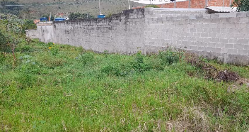Lote com topografia plana, com 300 metros quadrados em Chapéu D'uvas
