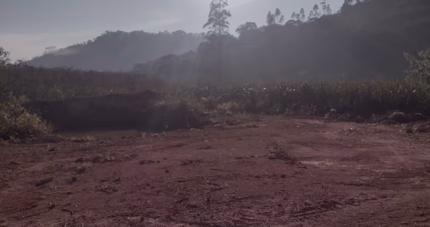 Excelente topografia, totalmente plana, com lago na divisão de fundos