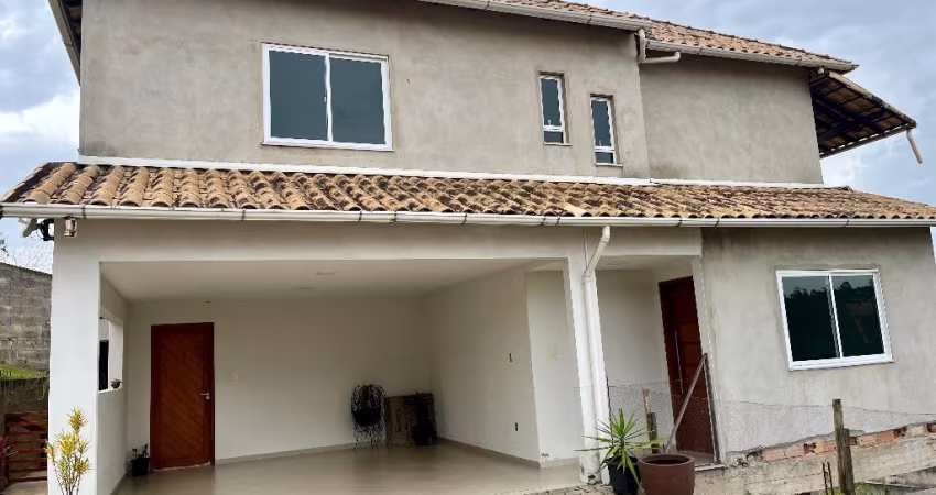 Ótima casa com três dormitórios, local tranquilo e seguro