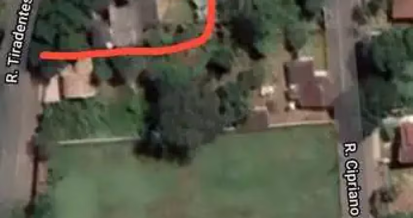 Vendo 2 casas no mesmo terreno, centro, 700 metros de área total, rua chamada beco do buracão chapa