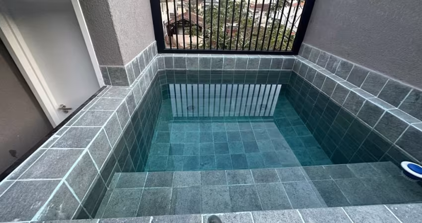 Sobrado tríplex em village com piscina.