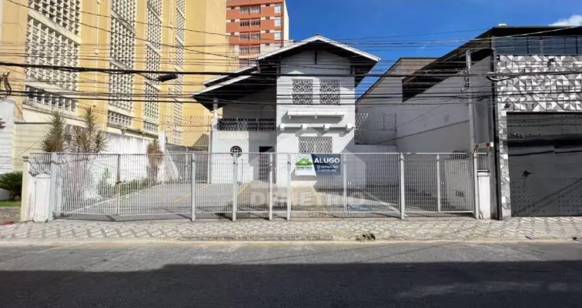 Casa comercial com 6 salas para alugar na Rua Visconde do Rio Branco, Centro, Taubaté