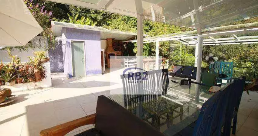 Linda casa triplex em condomínio, com projeto voltado para o verde