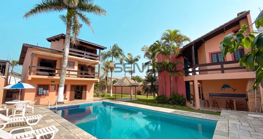 CASA TRIPLEX COM PISCINA IMENSA