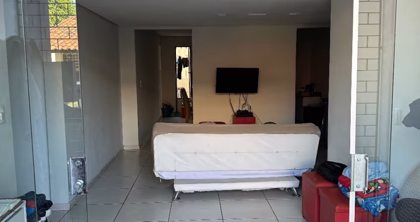 Apartamento no térreo recém reformado.
