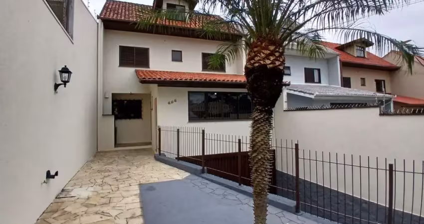 Casa com 2 quartos para alugar na Rua Santo Amaro, 493, Água Verde, Curitiba