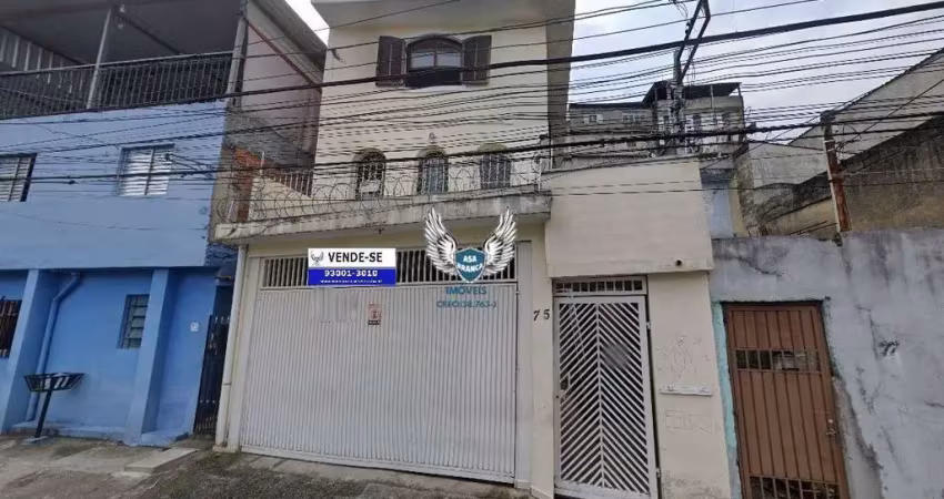 Sobrado com 03 dormitórios, 04 vagas de garagem, tendo 02 casas nos fundos com c