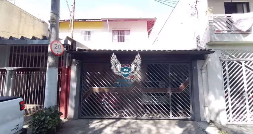 Sobrado com 4 dormitórios sendo 1 suíte, 2 vagas de garagem e quarto de empregad
