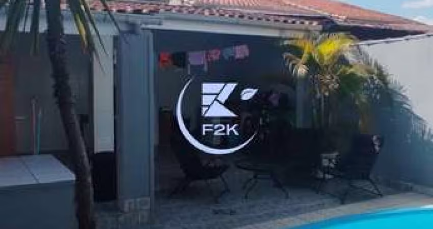 Casa a venda com 3 dormitórios e piscina