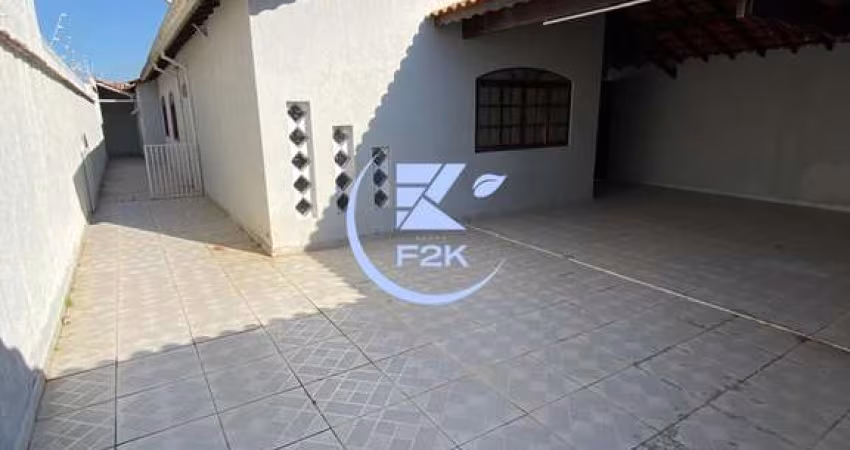 Excelente casa à venda contendo 3 dorms, garagem para 4 carros e área gourmet