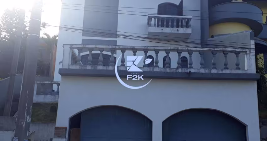 Casa à venda no centro de Arujá, 3 dorms sendo 1 suíte
