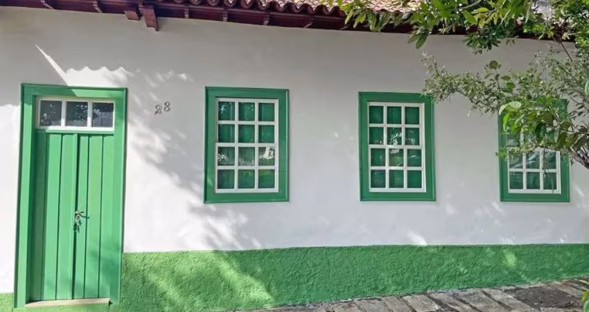 Casa com 03 suítes para locação, em frente a praça do chafariz ao lado dos correios, de 117m², r$ 3.500/mês no centro em goiás/go