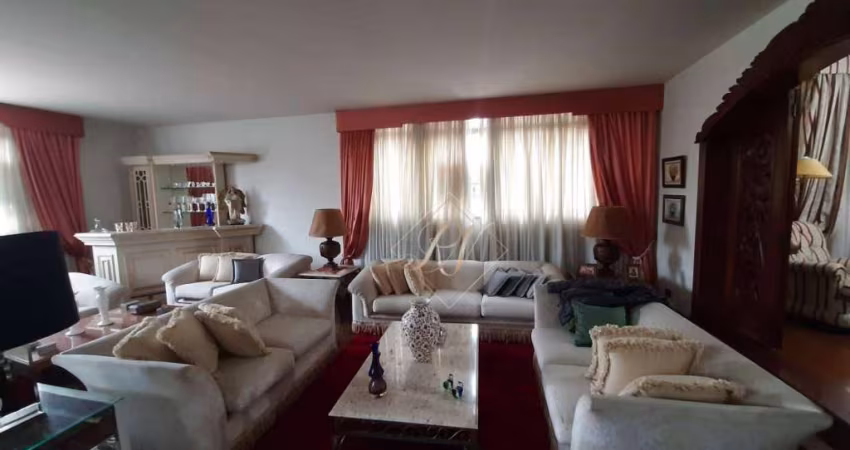 UM APARTAMENTO POR ANDAR!! Apartamento super espaçoso, frente, à 3 quadras da Praia e 2 vagas de garagem demarcadas na cidade de Santos!!!