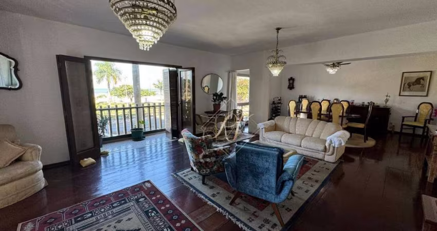 EM FRENTE AO MAR!!! Excelente apartamento amplo e com sacada!!!