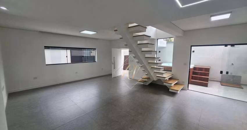 Maravilhosa casa sobrado isolada, super amplo com área gourmet e jacuzzi, super bem localizada em rua tranquila, no bairro da Ponta da Praia!!!
