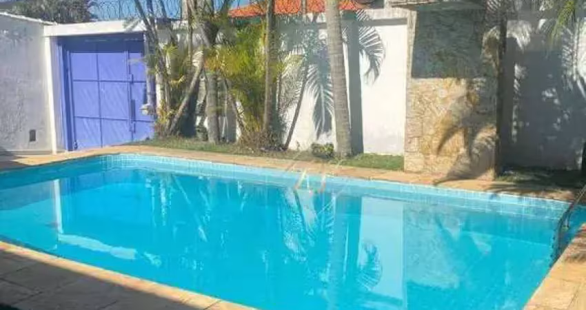 Casa totalmente reformada e climatizada, 3 suítes, piscina, churrasqueira, varanda, na cidade do guarujá!!!
