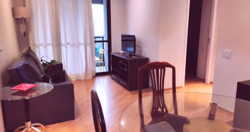 EXCELENTE APTO MOBILIADO - VARANDA - LAZER - LOCALIZAÇÃO PRIVILEGIADA