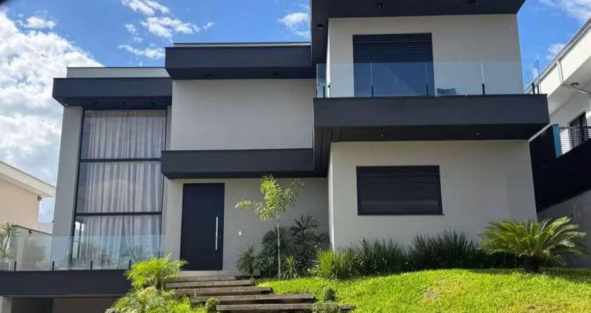 Sobrado espaçoso com garagem coberta e vista definitiva para área verde