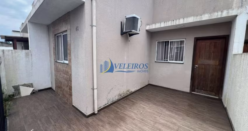 Casa à venda na Rua José Merino, 75, Parque São João, Paranaguá