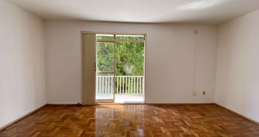 Apartamento 2 dormitórios, dependência e sacada, no Centro