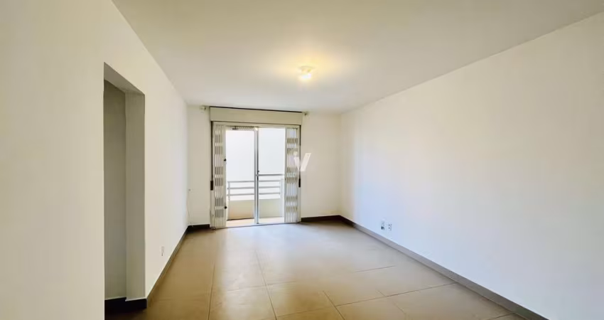 Apartamento de 2 dormitórios com dependência completa aguarda por você no centro