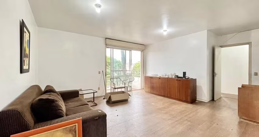 Apartamento com 3 dormitórios + dependência completa! NECESSITA REFORMA!