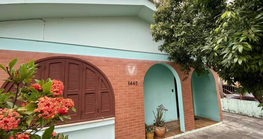 Casa 3 dormitórios com pátio!