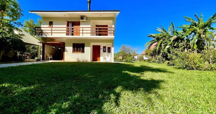 Casa com um pátio grande piscina lareira churrasqueira  na parque pinheiro macha