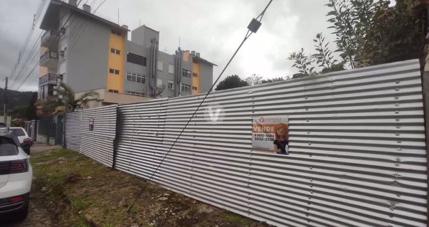 Terreno central com Projeto aprovado para construção de Casa.