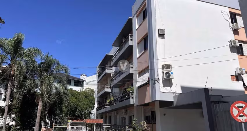 Apartamento com 3 dormitórios, 2 vagas e sacada no Centro