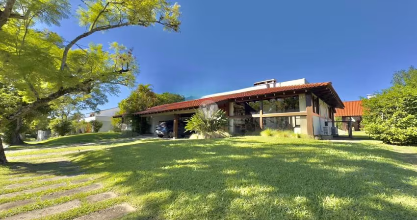 Casa térrea edificada sobre 1400m² de terreno, com uma área construída de 298m²
