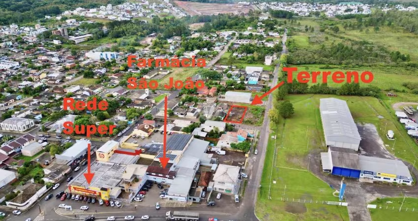 Amplo terreno no bairro Tomazetti com 468m2, aos fundos do Supermercado Feltrin.