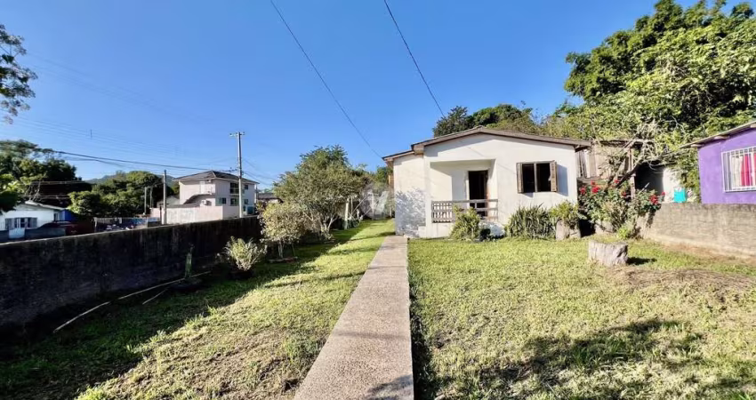 Casa com 3 dormitórios e amplo terreno no bairro Tomazetti