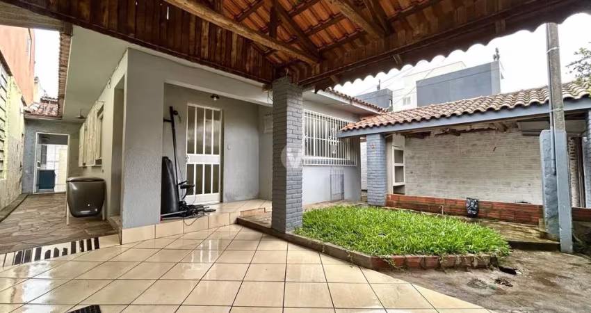 Casa com 03 dormitórios, suíte e garagem no bairro Camobi.