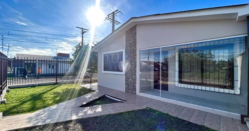 Casa com 03 dormitórios, dois suítes, pátio e com garagem.