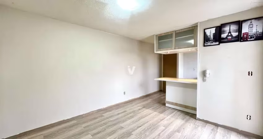 Excelente apartamento de três dormitórios, garagem em condomínio fechado.