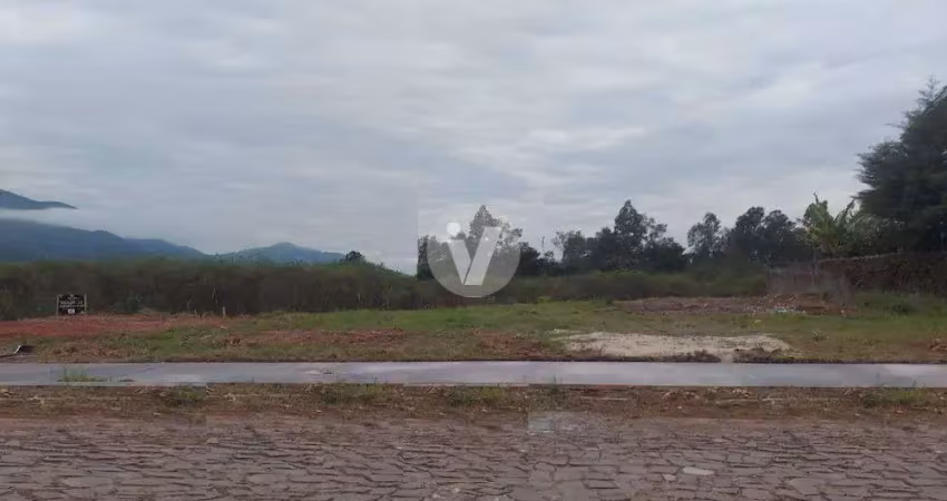 Terreno amplo de esquina, com excelente localização.