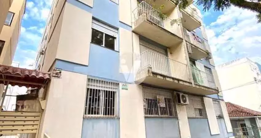 Apartamento térreo com 2 dormitórios, dependência com banheiro, localizado no ce