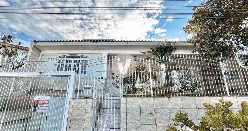 Casa de 4 dormitórios, possuindo lareira, churrasqueira e piscina, localizada no