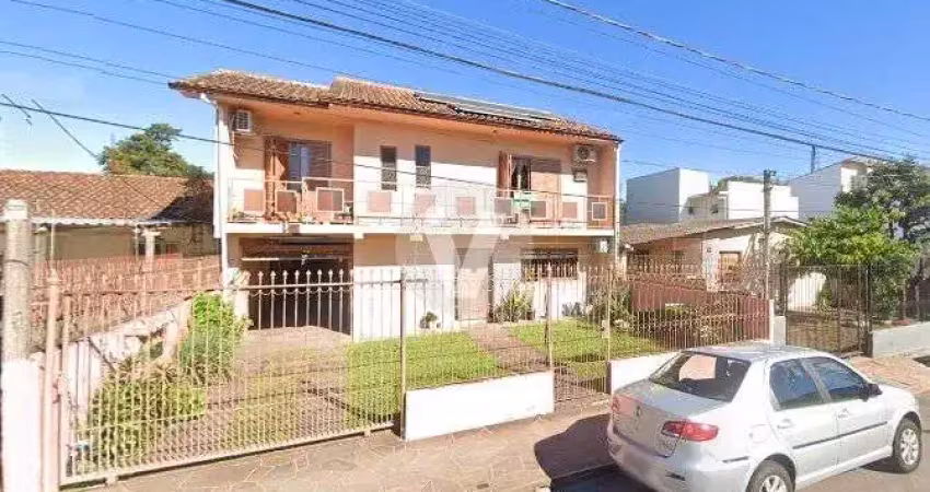 Casa de dois pavimentos, com 4 dormitórios, localizada em uma das principais rua