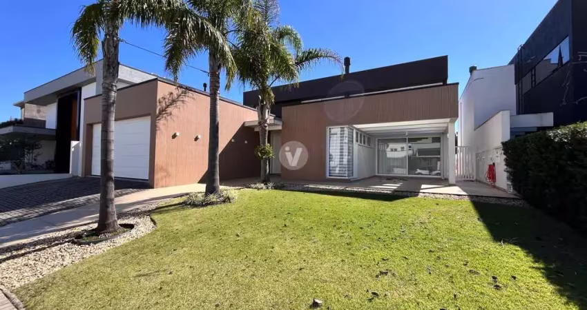 Casa em condomínio fechado de alto padrão, localizada no bairro camobi com 3 suí