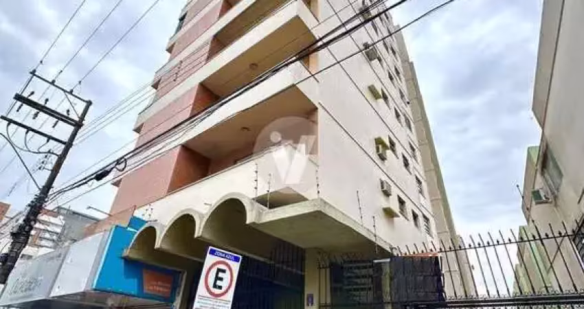 Apartamento de três dormitórios sendo uma suíte, com vaga, localizado no centro