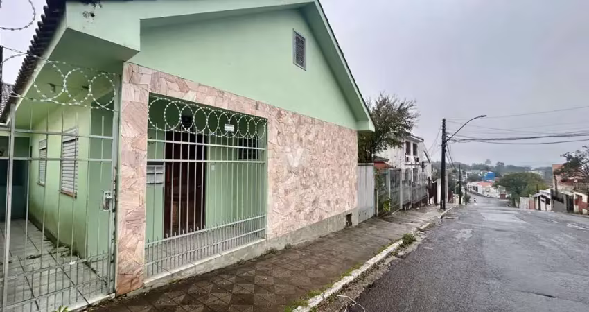 Casa com 03 dormitórios, suíte e amplo pátio, localizada no bairro centro.