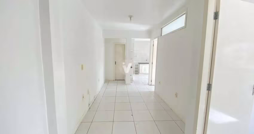 Apartamento de 2 dormitórios, localizado no centro da cidade, à uma quadra da uf