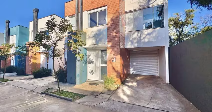 Casa em condomínio com 03 dormitórios, espaço gourmet e piscina, localizada no b