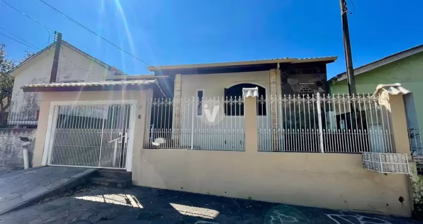 Casa 3 dormitórios com pátio, localizada na cohab santa marta!