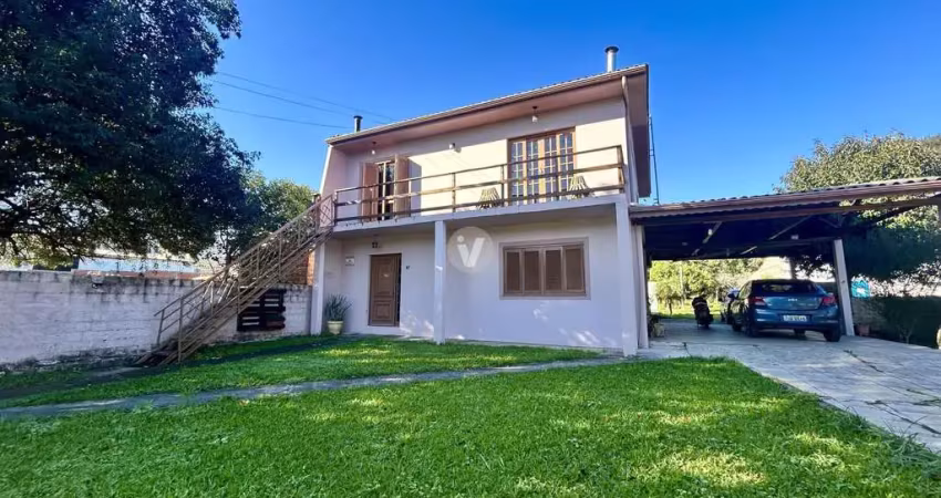 Casa com 03 dormitórios, amplo pátio e piscina a 5 minutos do centro.