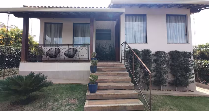 Casa linear em condomínio com excelente localização