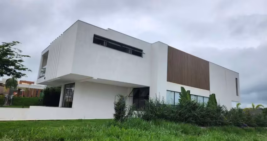 Magnifica casa de 575 metros  com porteira fechada no Condominio Gran Royalle